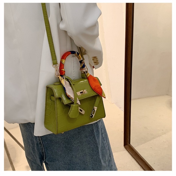 Chic Faux Leather Croc Embossed Mini Handbag Gold Tone Hardware - Picture 11 of 12